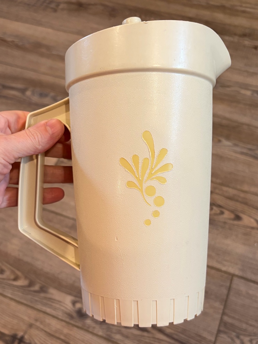 Vintage Tupperware 874-7 1 Qt Almond Harvest Gold Pitcher Push Button Lid